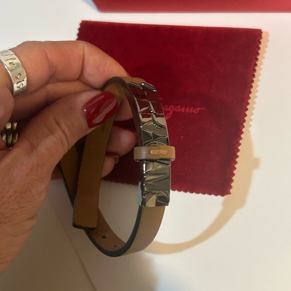 Ferragamo Tan Leather Bracelet New authentic - Picture 6 of 13